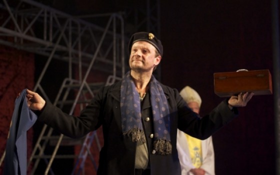 Nicholas Asbury as Montjoy in Propeller's Henry V